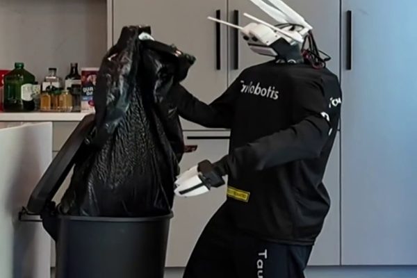1787965203531 now topstory humanoid robots cleaning 260828 S3 1920x1080 lhqana