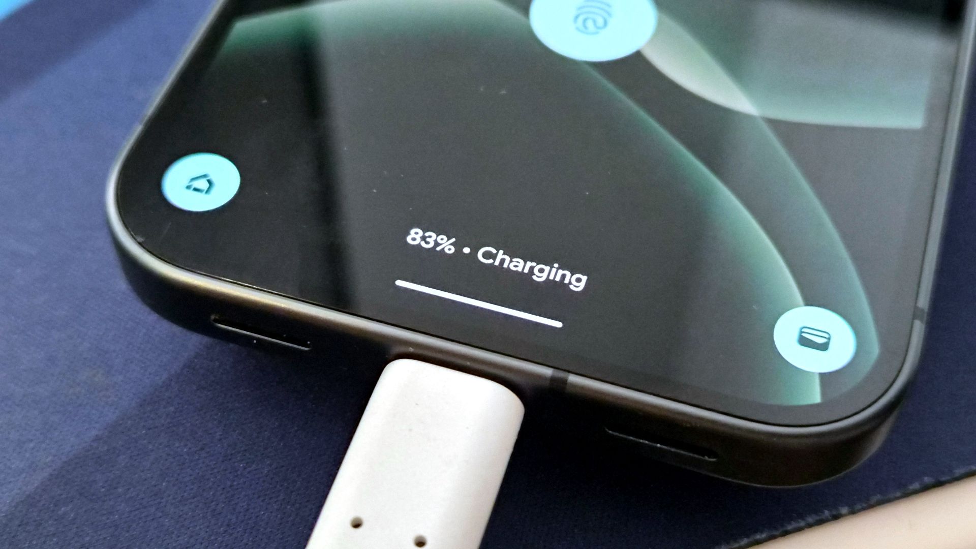 pixel charging message on lock screen