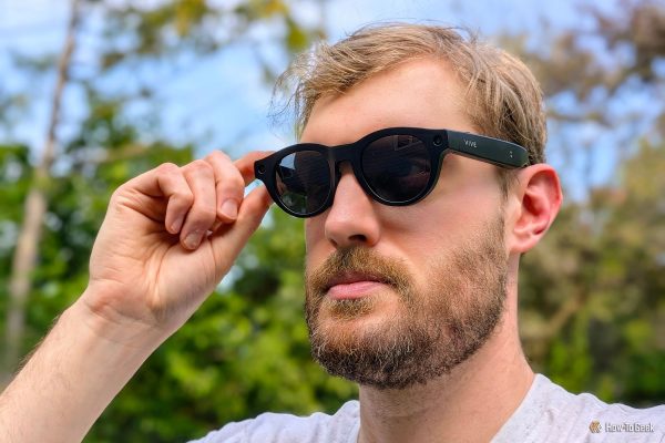 a man wearing the htc vive eagle smart glasses 5